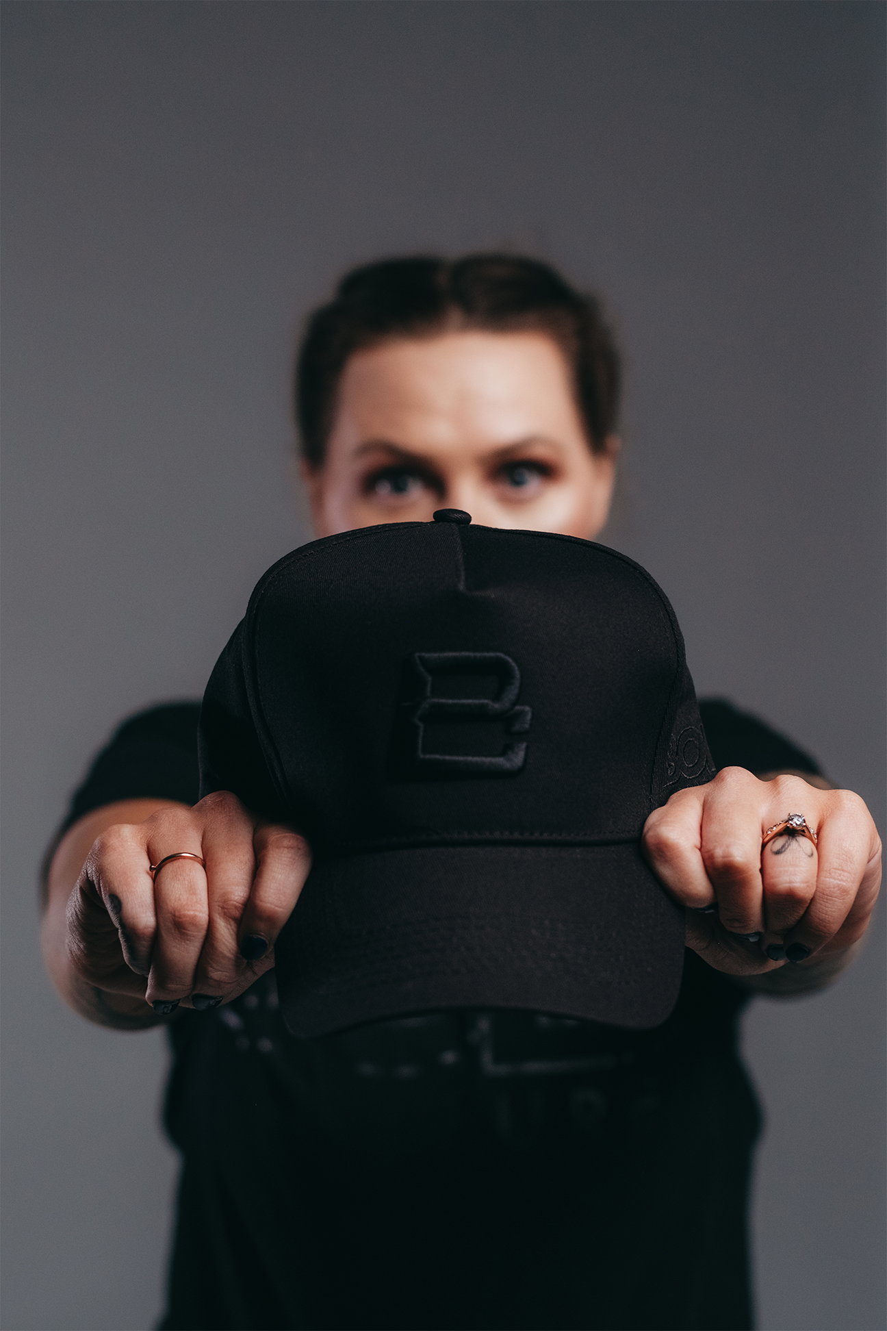 BLACK ON BLACK LOGO A FRAME CAP